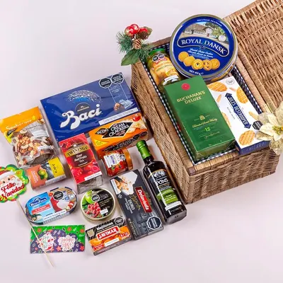 Anchetas navideñas de línea premium con licores y productos importados